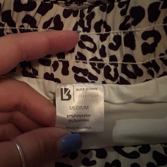 NWOT:BUFF BUNNY cheetah print shorts size medium - Picture 4 of 4